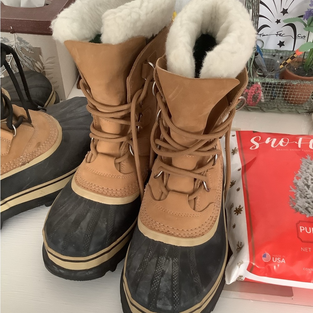 Women’s Sorel Caribou snow boots Like New.